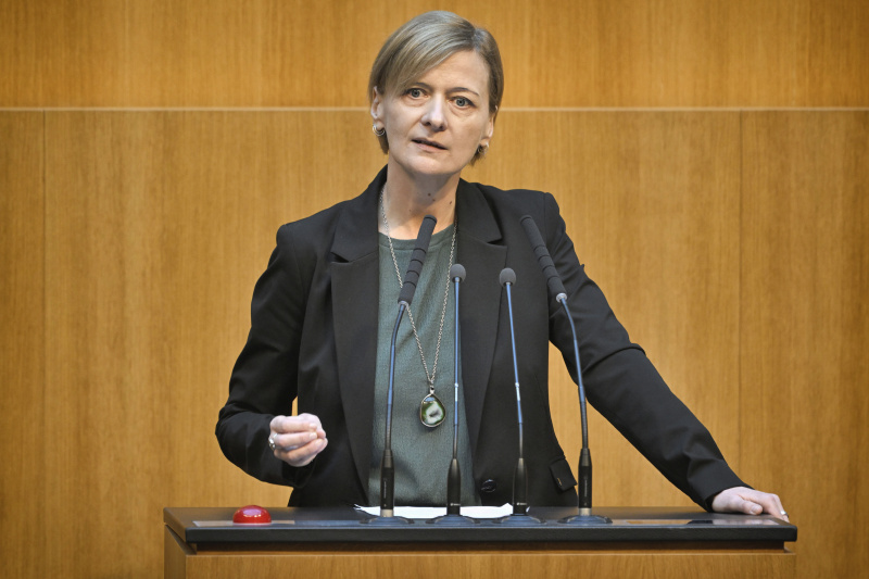 Am Redner:innenpult: Nationalratsabgeordnete Sabine Schatz (SPÖ)
