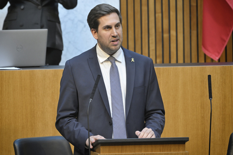 Am Redner:innenpult: Staatssekretär Alexander Pröll (ÖVP)