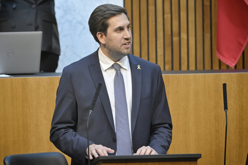 Am Redner:innenpult: Staatssekretär Alexander Pröll (ÖVP)