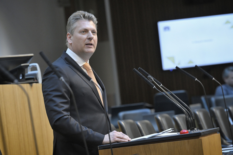 Am Redner:innenpult: Nationalratsabgeordneter Markus Tschank (FPÖ)