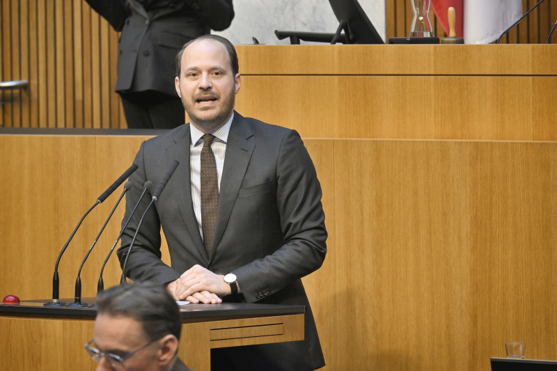 Am Redner:innenpult: Nationalratsabgeordneter Nikolaus Scherak (NEOS)