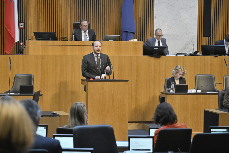 Am Redner:innenpult: Nationalratsabgeordneter Nikolaus Scherak (NEOS)