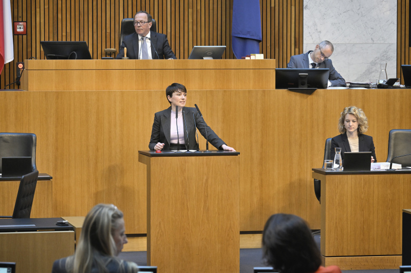 Am Redner:innenpult: Klubobfrau Sigrid Maurer (GRÜNE)