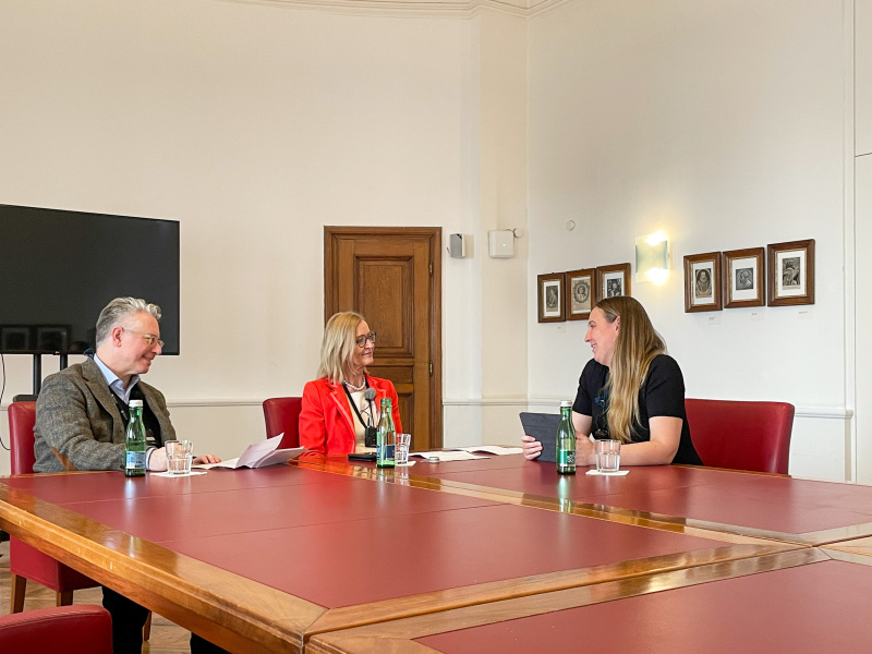 Von links: Generaldirektor des Kunsthistorischen Museums Jonathan Fine, Direktorin der Nationalbibliothek Johanna Rachinger, Podcast Host Tatjana Lukáš