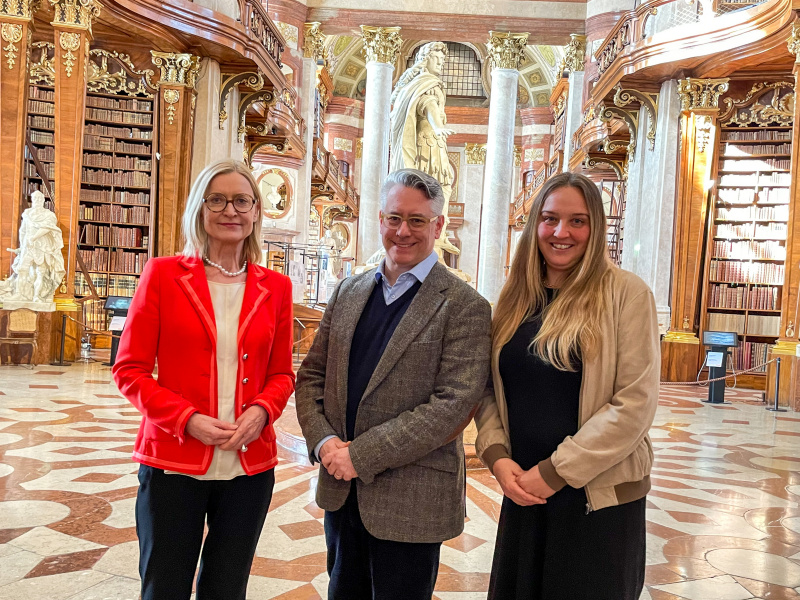 Von links: Direktorin der Nationalbibliothek Johanna Rachinger, Generaldirektor des Kunsthistorischen Museums Jonathan Fine, Podcast Host Tatjana Lukáš