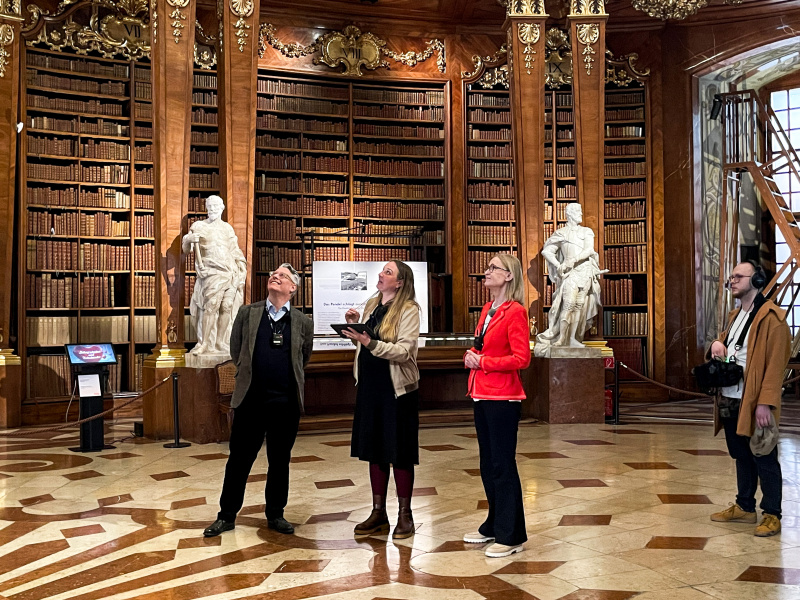 von links: Generaldirektor des Kunsthistorischen Museums Jonathan Fine, Podcast Host Tatjana Lukáš, Direktorin der Nationalbibliothek Johanna Rachinger