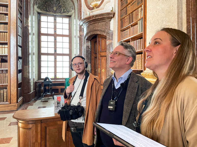 Von rechts: Podcast Host Tatjana Lukáš, Generaldirektor des Kunsthistorischen Museums Jonathan Fine