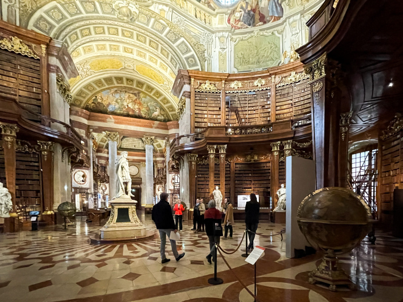 Pdcastaufnahme im Prunksaal der Nationalbibliothek mit Direktorin der Nationalbibliothek Johanna Rachinger, Generaldirektor des Kunsthistorischen Museums Jonathan Fine, Podcast Host Tatjana Lukáš