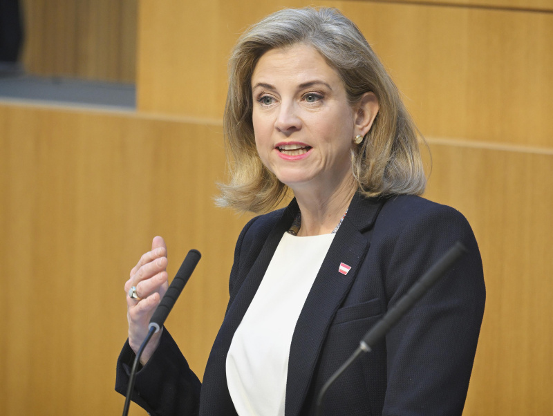 Außenministerin Beate Meinl-Reisinger bei einer Rede im Nationalrat