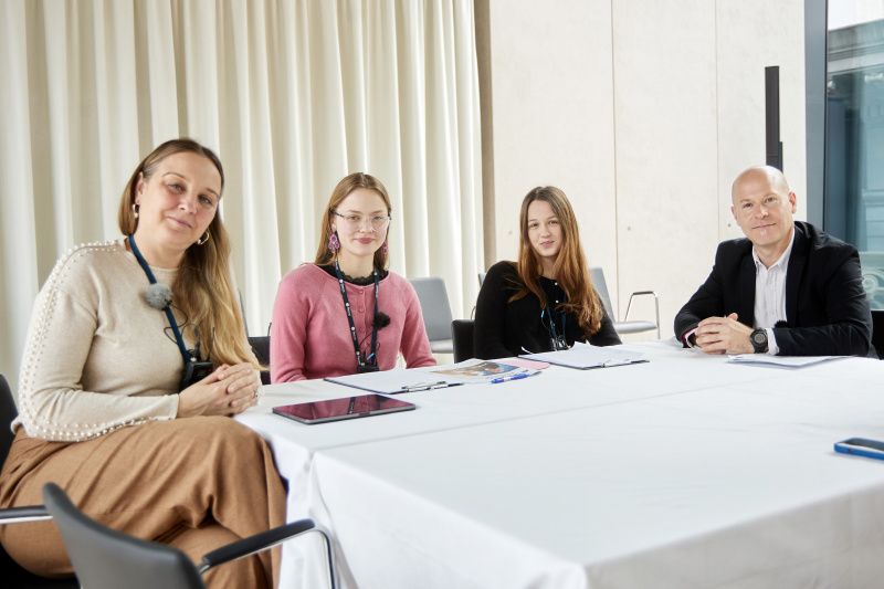 Von links: Moderatorin Tatjana Lukáš, Antonia Krupop, Hanna Proksch, Direktor Österreichische Gesellschaft für Europapolitik Paul Schmidt