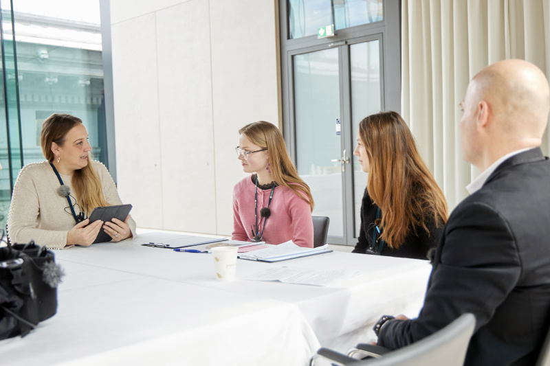 Von links: Moderatorin Tatjana Lukáš, Antonia Krupop, Hanna Proksch, Direktor Österreichische Gesellschaft für Europapolitik Paul Schmidt