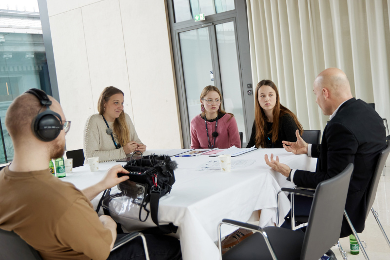 Von links: Moderatorin Tatjana Lukáš, Antonia Krupop, Hanna Proksch, Direktor Österreichische Gesellschaft für Europapolitik Paul Schmidt