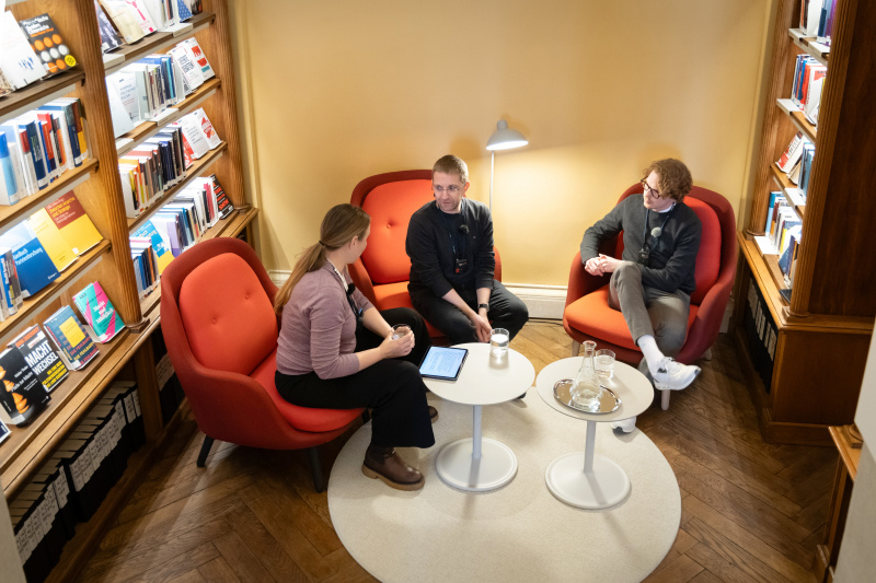 Im Gespräch. Von links: Host Tatjana Lukáš, Quantenphysiker Florian Aigner, Politikwissenschafter Josef Lolacher