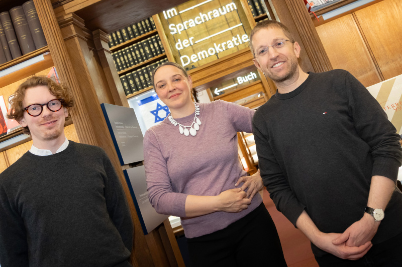 Von links: Politikwissenschafter Josef Lolacher,  Host Tatjana Lukáš, Quantenphysiker Florian Aigner