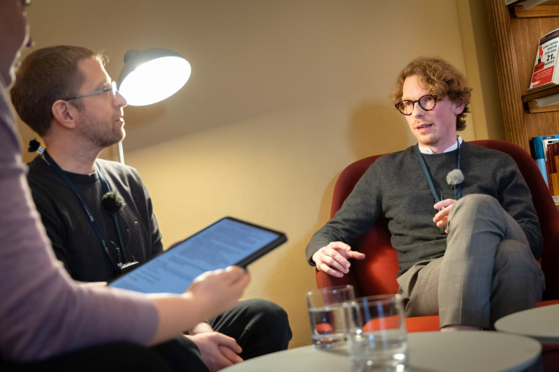 Im Gespräch. Von links: Host Tatjana Lukáš, Quantenphysiker Florian Aigner, Politikwissenschafter Josef Lolacher