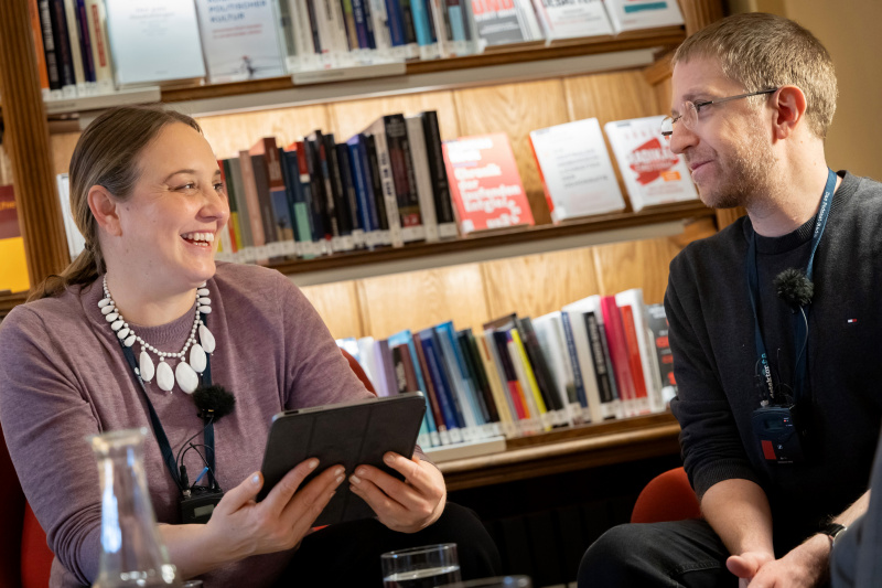 Im Gespräch. Von links: Host Tatjana Lukáš, Quantenphysiker Florian Aigner