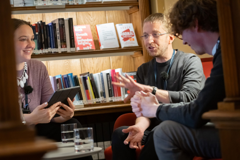 Im Gespräch. Von links: Host Tatjana Lukáš, Quantenphysiker Florian Aigner, Politikwissenschafter Josef Lolacher