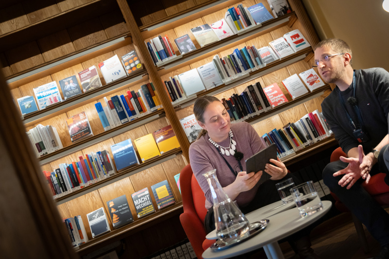 Im Gespräch. Von links: Host Tatjana Lukáš, Quantenphysiker Florian Aigner,