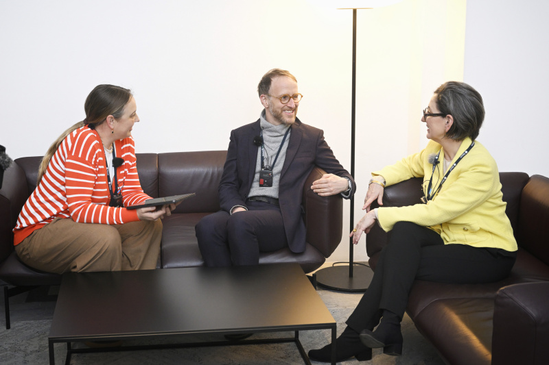 Von links: Podcast-Host Tatjana Lukáš, Stefan Benedik, Barbara Stelzl-Marx