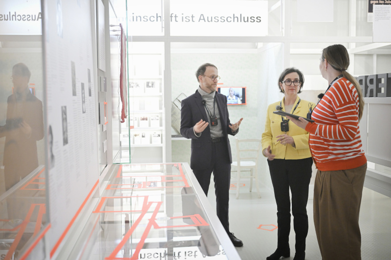 Von links: Stefan Benedik, Barbara Stelzl-Marx, Podcast-Host Tatjana Lukáš