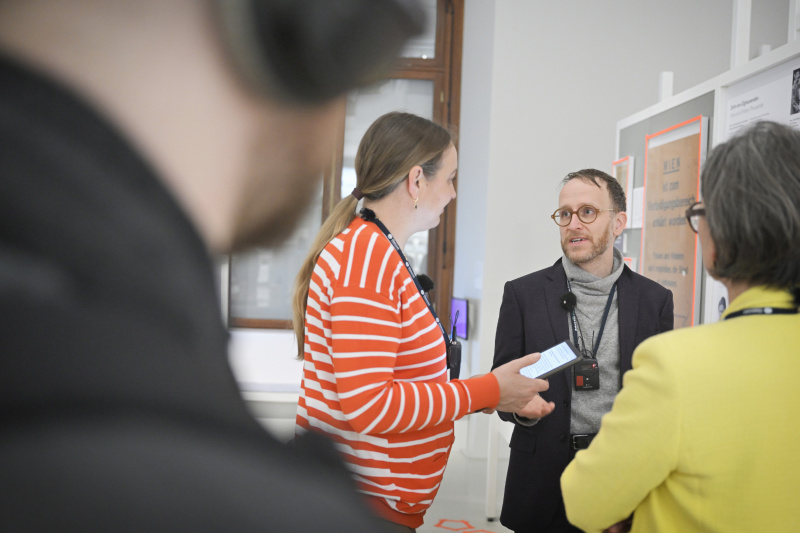 Von links: Podcast-Host Tatjana Lukáš, Stefan Benedik, Barbara Stelzl-Marx