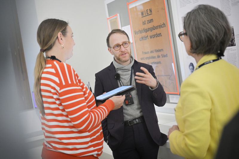 Von links: Podcast-Host Tatjana Lukáš, Stefan Benedik, Barbara Stelzl-Marx