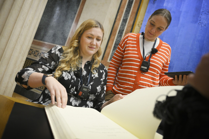 Von links: Eva Russek, Podcast-Host Tatjana Lukáš