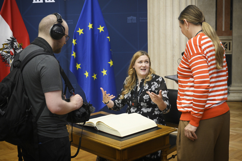 Von links: Tontechniker, Eva Russek, Podcast-Host Tatjana Lukáš