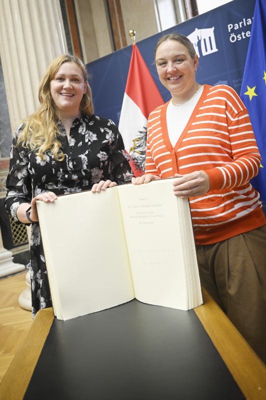 Von links: Eva Russek, Podcast-Host Tatjana Lukáš