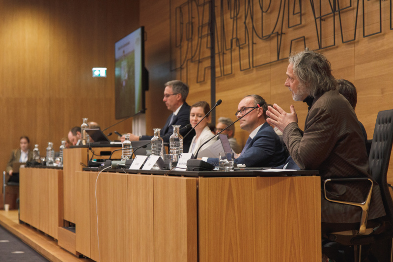 Experte Helmut Burtscher-Schaden am Wort. Am Präsidium Natinalratsabgeordneter Georg Strasser (ÖVP)