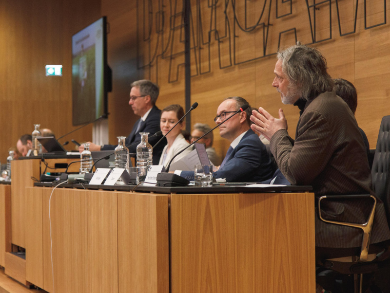 Experte Helmut Burtscher-Schaden am Wort. Am Präsidium Natinalratsabgeordneter Georg Strasser (ÖVP)  