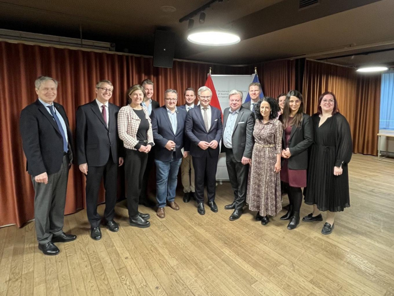 Gruppenfoto. EU-Kommissar Magnus Brunner (7. von links) mit Nationalratsabgeordneten und Mitarbeitern