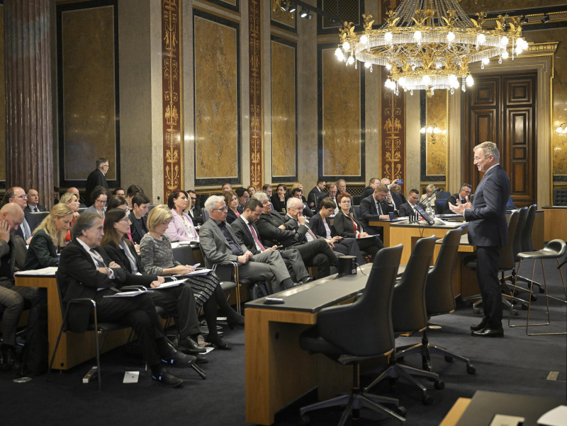 Landeshauptmann von Oberösterreich Thomas Stelzer. Blick Richtung Veranstaltungsteilnehmer:innen