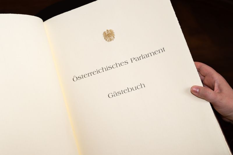 Titelseite des Gästebuches mit in Gold geprägtem Adler