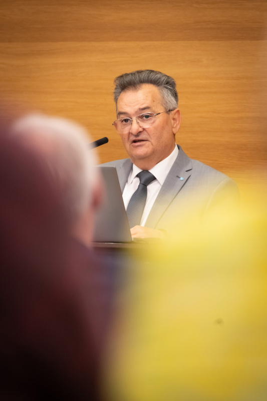 Einleitende Worte. Vorsitzender des Volksgruppenbeirates der Roma Emmerich Gärtner-Horvath