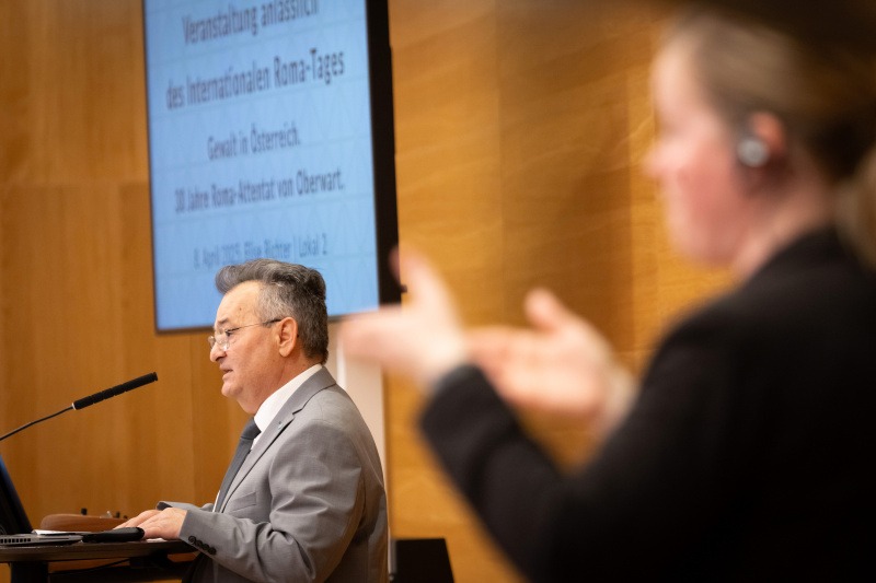 Einleitende Worte. Vorsitzender des Volksgruppenbeirates der Roma Emmerich Gärtner-Horvath