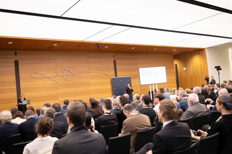 Keynote zum Thema "Historisches Trauma, Terror und Psyche". Psychotraumatologin Universität Wien Brigitte Lueger-Schuster. Blick Richtung Veranstaltungsteilnehmer:innen