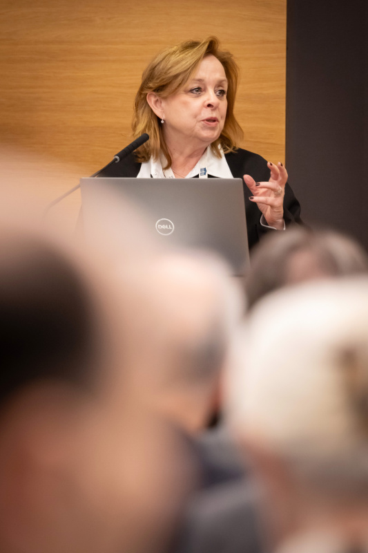 Keynote zum Thema "Historisches Trauma, Terror und Psyche". Psychotraumatologin Universität Wien Brigitte Lueger-Schuster. Blick Richtung Veranstaltungsteilnehmer:innen