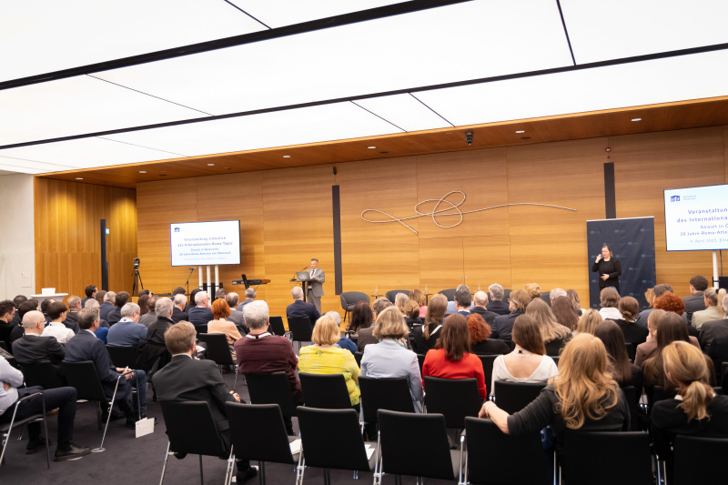 Einleitende Worte. Vorsitzender des Volksgruppenbeirates der Roma Emmerich Gärtner-Horvath. Blick Richtung Veranstaltungsteilnehmer:innen