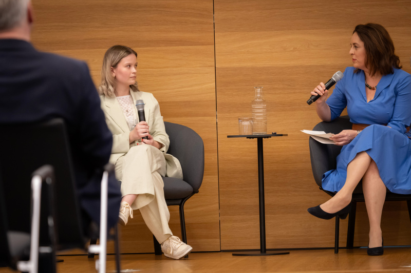 Podiumsdiskussion. Gespräch mit Opfern und Zeitzeug:innen. Von links: Sarah Gärtner-Horvath, Moderatorin Sandra Szabo