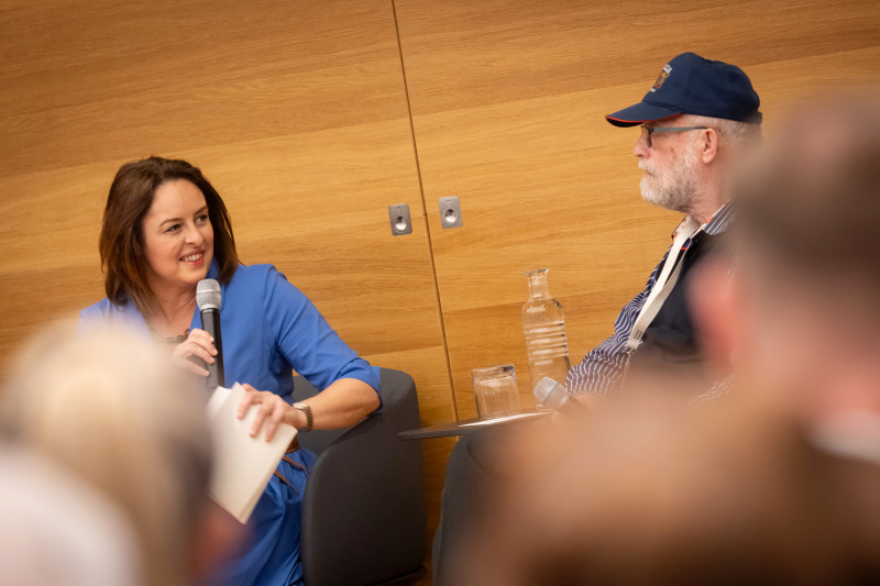 Podiumsdiskussion. Gespräch mit Opfern und Zeitzeug:innen. Von links: Moderatorin Sandra Szabo, Theo Kelz