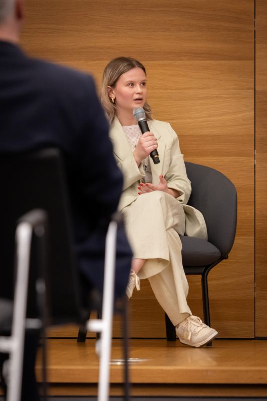 Podiumsdiskussion. Gespräch mit Opfern und Zeitzeug:innen. Sarah Gärtner-Horvath