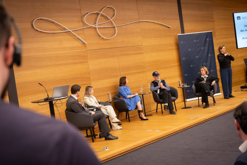 Podiumsdiskussion. Gespräch mit Opfern und Zeitzeug:innen. Von links: Paul Schliefsteiner, Sarah Gärtner-Horvath, Moderatorin Sandra Szabo, Theo Kelz,  Brigitte Lueger-Schuster