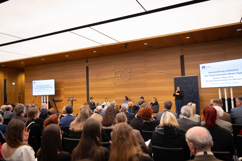 Podiumsdiskussion. Gespräch mit Opfern und Zeitzeug:innen. Von links: Paul Schliefsteiner, Sarah Gärtner-Horvath, Moderatorin Sandra Szabo, Theo Kelz,  Brigitte Lueger-Schuster
