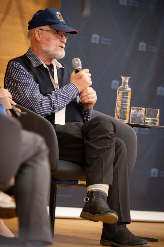 Podiumsdiskussion. Gespräch mit Opfern und Zeitzeug:innen. Theo Kelz