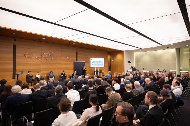 Podiumsdiskussion. Gespräch mit Opfern und Zeitzeug:innen. Von links: Paul Schliefsteiner, Sarah Gärtner-Horvath, Moderatorin Sandra Szabo, Theo Kelz, Brigitte Lueger-Schuster. Blick Richtung Veranstaltungsteilnehmer:innen
