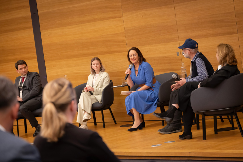 Podiumsdiskussion. Gespräch mit Opfern und Zeitzeug:innen. Von links: Paul Schliefsteiner, Sarah Gärtner-Horvath, Moderatorin Sandra Szabo, Theo Kelz, Brigitte Lueger-Schuster