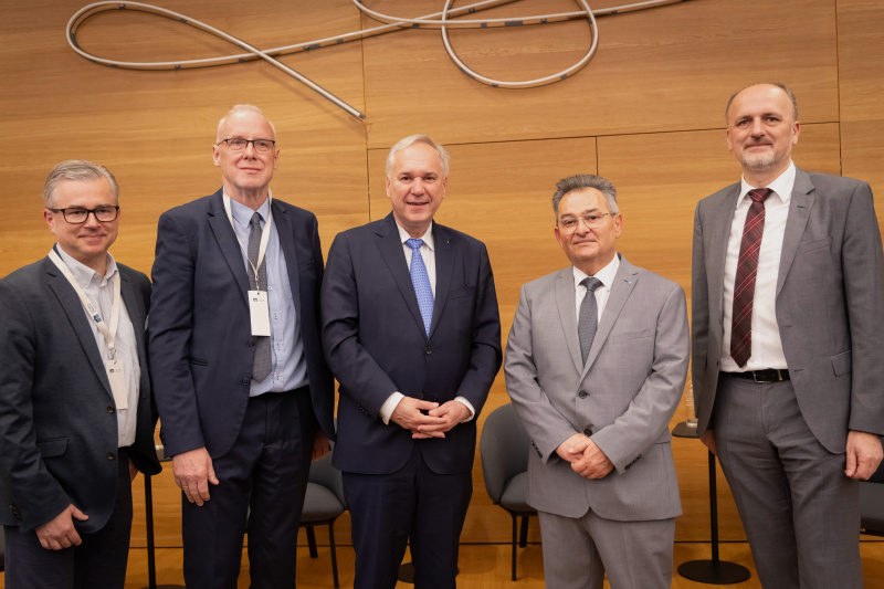 Gruppenfoto. Von links: Veranstaltungsteilnehmer, Volksgruppenbeirat Berhard Sadovnik, Nationalratspräsident Walter Rosenkranz (FPÖ), Vorsitzender des Volksgruppenbeirates der Roma Emmerich Gärtner-Horvath, Volksgruppenbeirat Josef Buranits
