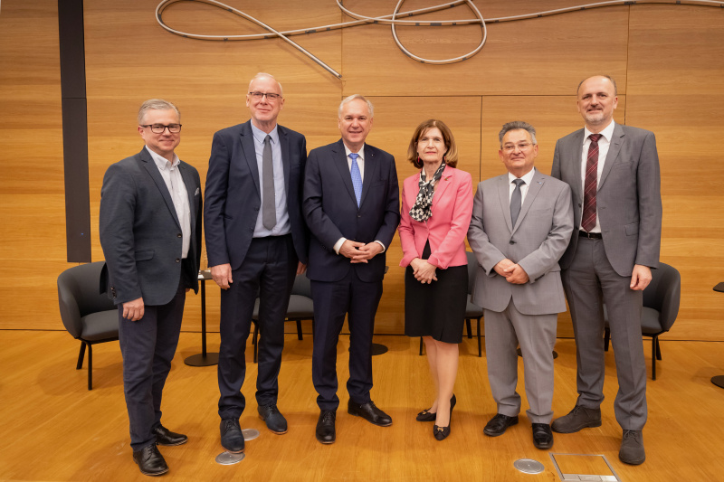 Gruppenfoto. Von links: Veranstaltungsteilnehmer, Volksgruppenbeirat Berhard Sadovnik, Nationalratspräsident Walter Rosenkranz (FPÖ), Bundesratspräsidentin Andrea Eder-Gitschthaler (ÖVP), Vorsitzender des Volksgruppenbeirates der Roma Emmerich Gärtner-Horvath, Volksgruppenbeirat Josef Buranits