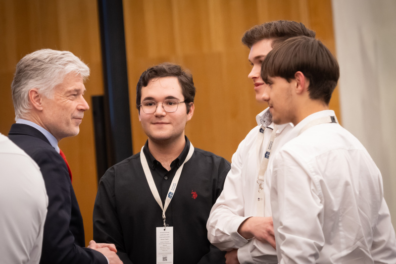 Parlamentsdirektor Harald Dossi im Gespräch mit Jugendlichen